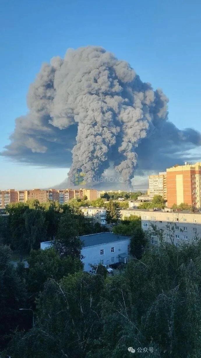 乌克兰无人机昨天对莫斯科的空袭，比我最初以为的要严重，严重很多，激发了克里姆林宫