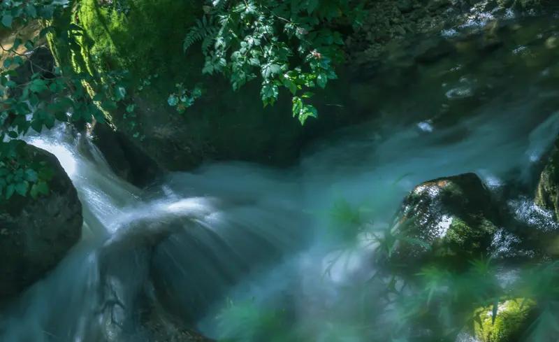 看到“青山依旧”这个上联，我第一反应就是下联“绿水长流”。这俩对仗工整，“青山”