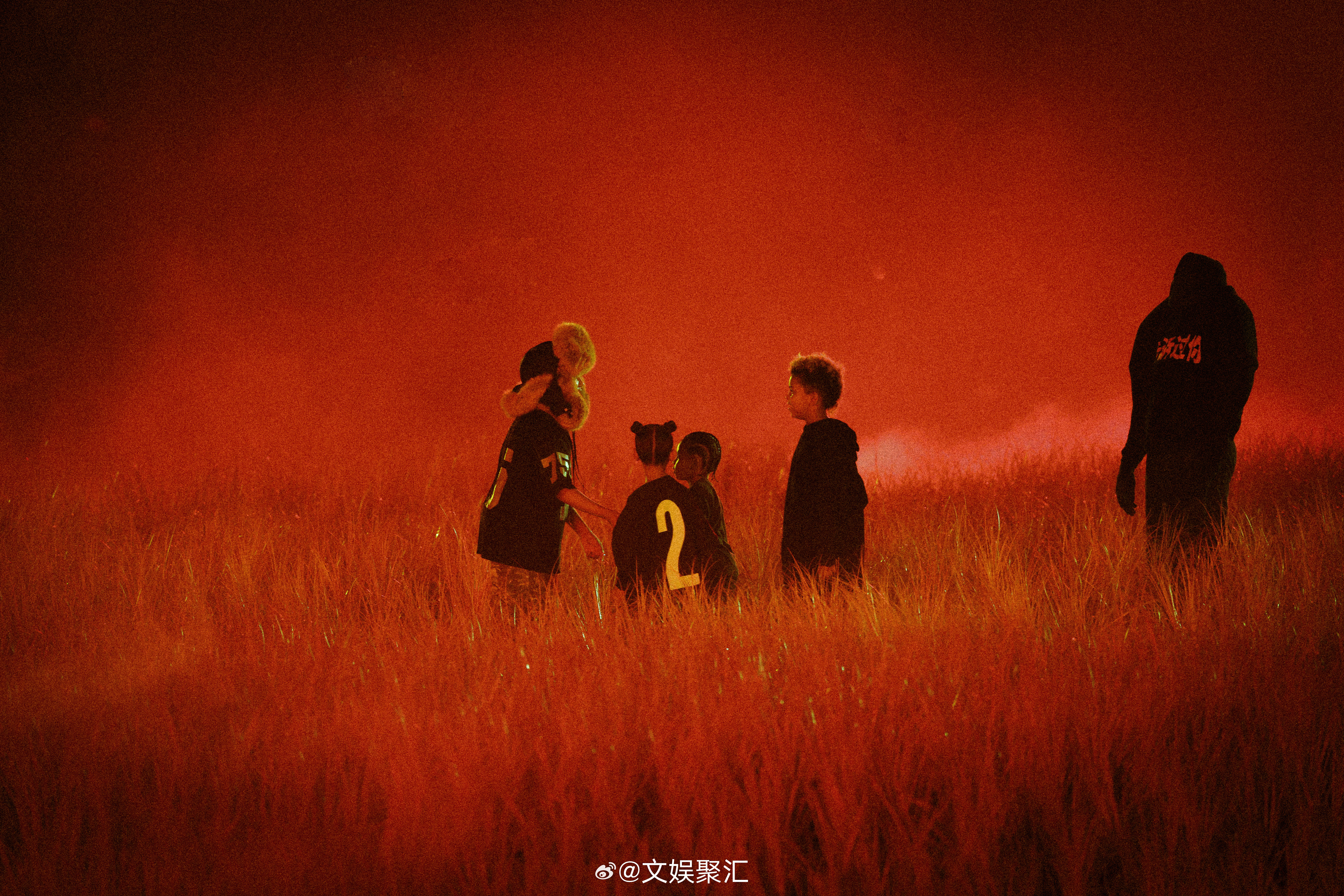 #侃爷试听会加场 YE造宇宙#舞台上空盘旋的秃鹫与音乐交相辉映，Ye 以全球首发