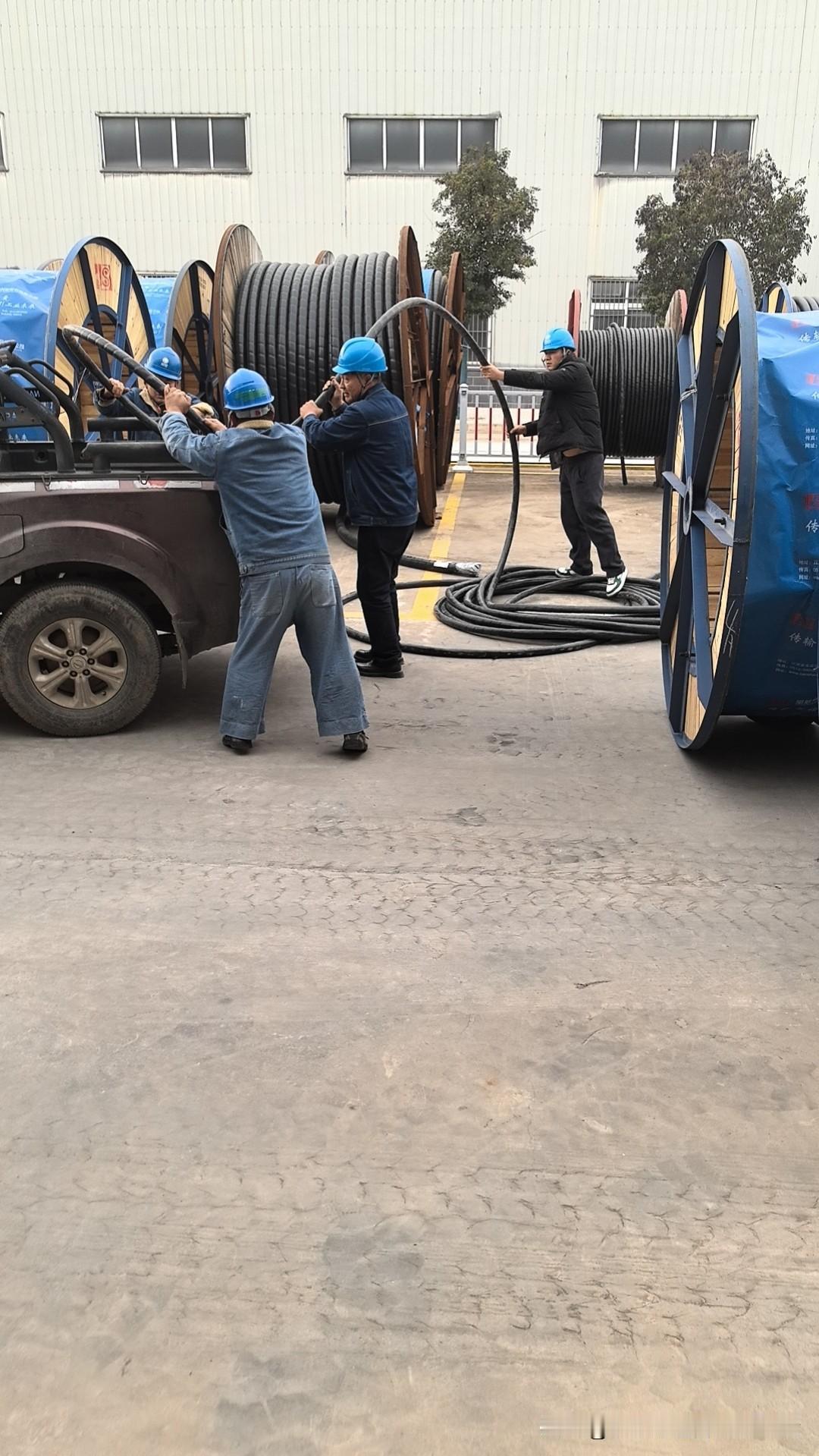 与其诅咒黑暗，不如点亮一盏灯，在平凡中看见光芒，在琐碎里找到意义，这便是生活的智