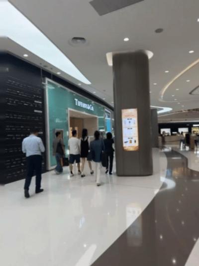 三亚偶遇奚梦瑶何猷君牵手逛商场奚梦瑶何猷君牵手逛商场 三亚偶遇奚梦瑶何猷君牵手逛