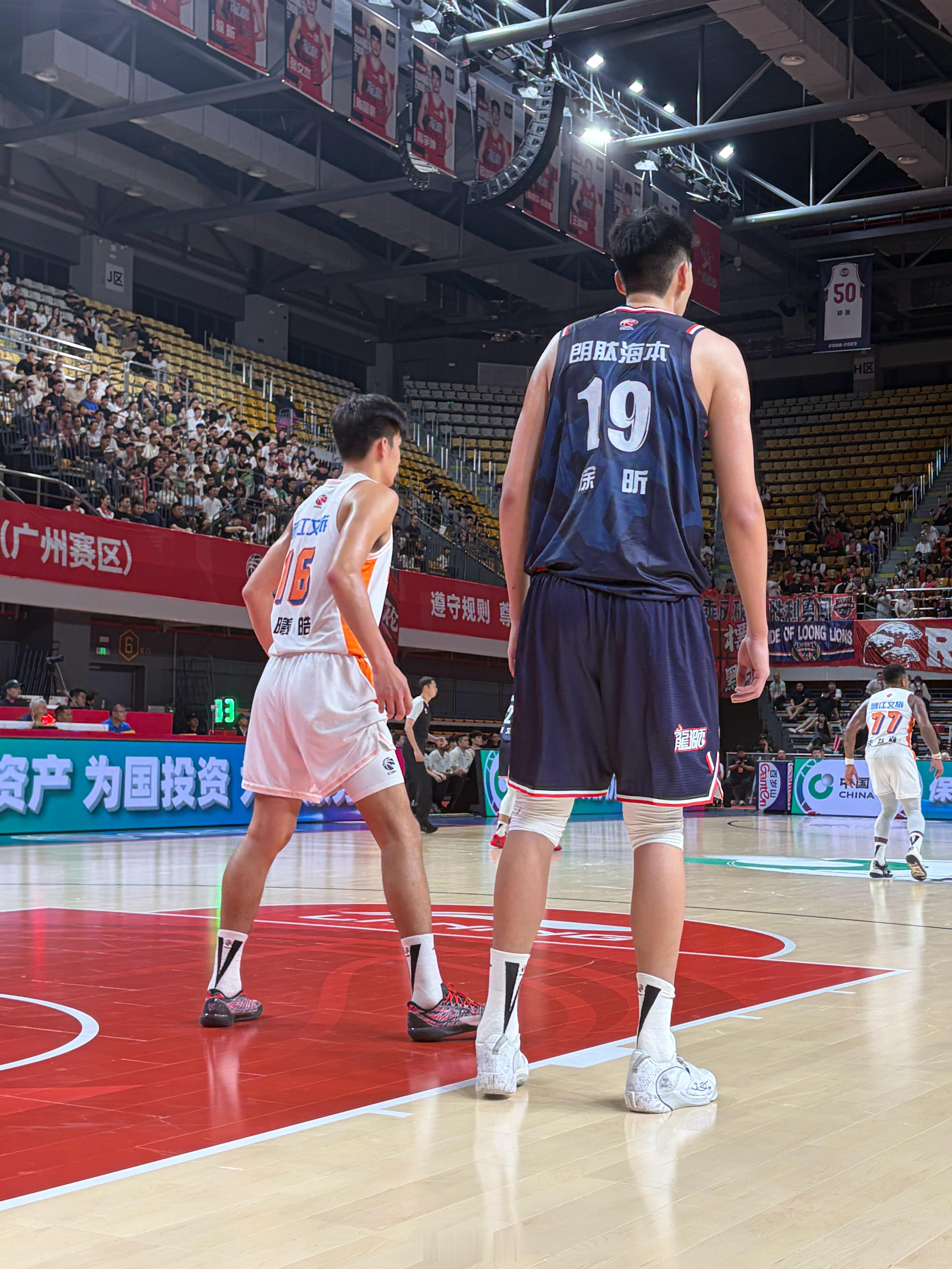就算是远小近大，杨曦皓跟徐昕的体型差距也有点大了。龙狮男篮vs福建男篮 广州·华
