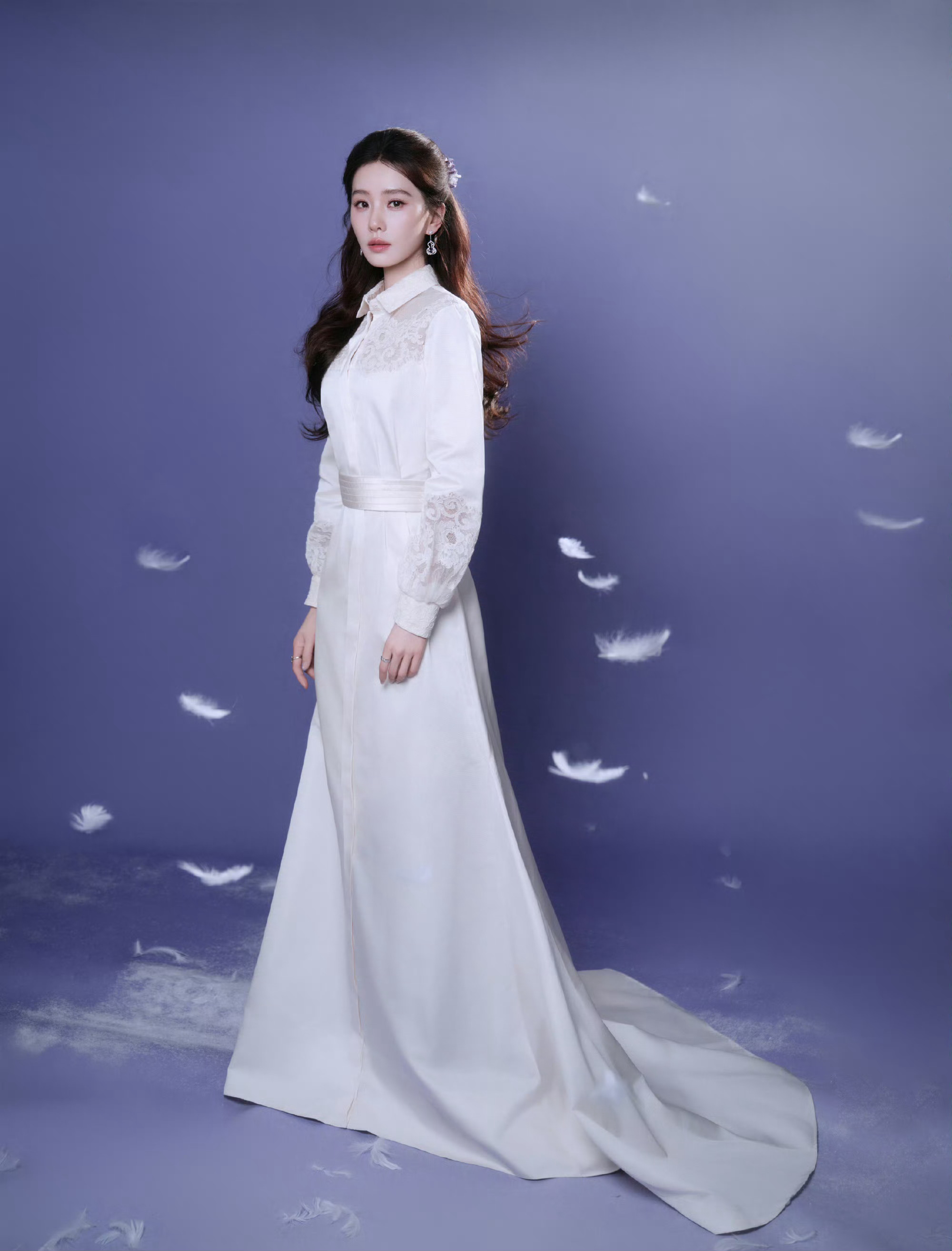刘诗诗 今日品牌活动造型， 身着Alexis Mabille白色高定长裙，佩戴Q