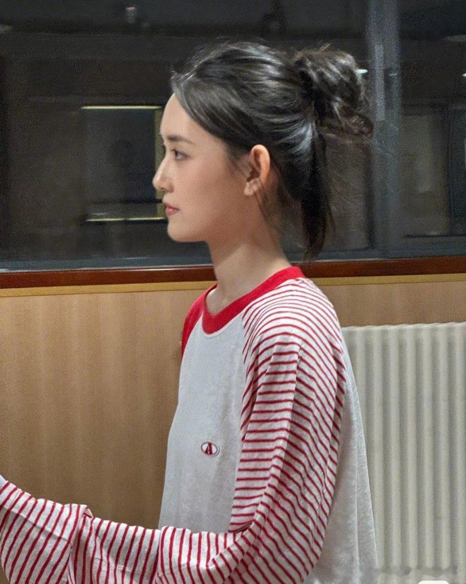 感觉蒋依依下也只是一个小女孩儿，很有松弛感 ​​​