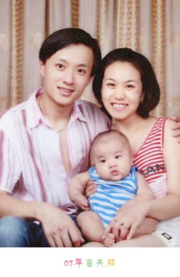 演员吴健晒全家福，庆祝儿子18岁成年。

网友留言：
还以为没结婚呢，娃都这么大