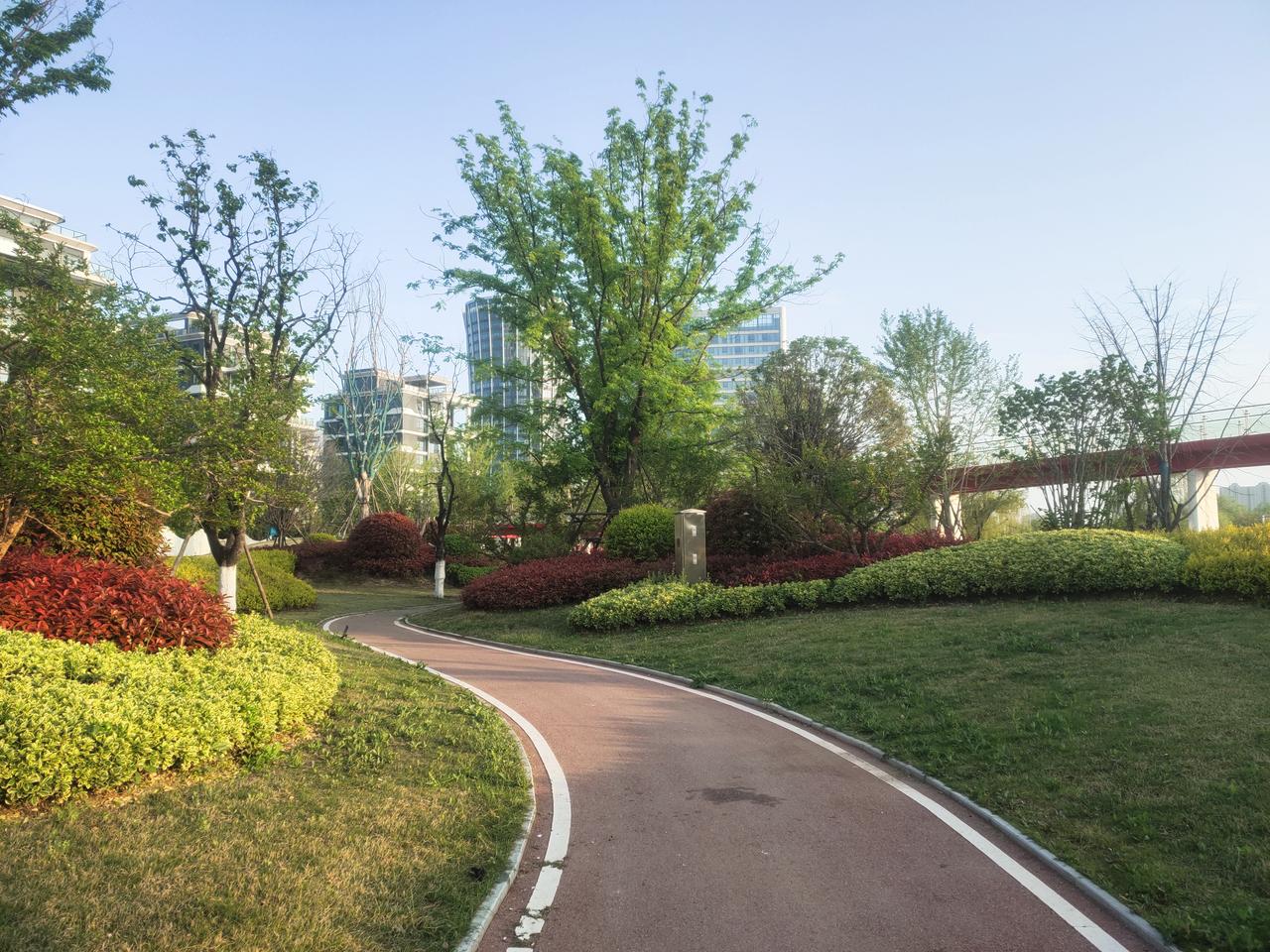 晒晒阳光下最美的景色春天的阳光洒满大地，空气中弥漫着淡淡的花香，草木欣欣向荣，处