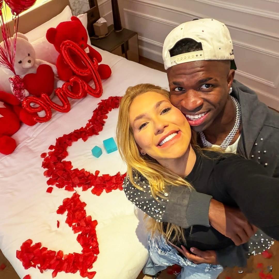 球场失意情场得意，维尼修斯重新获得女朋友谅解重归于好!

近日，维尼修斯在社媒上