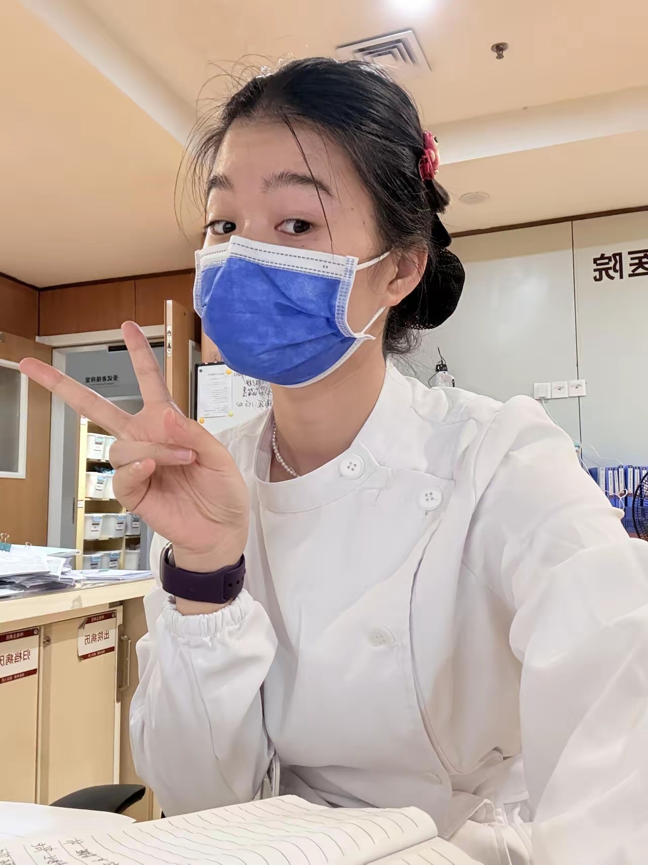 外卖小哥心脏骤停倒地，杭州一护士不顾膝盖受伤跪地。她说，抢救人的时候感觉不到痛！