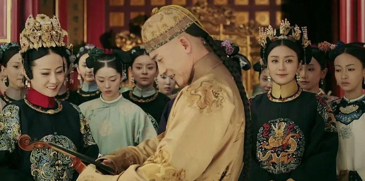 1798年，88岁的乾隆娶了13岁的晋妃。

红墙内的烛火晃得人眼晕，13岁的富