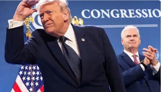 特朗普在伊朗问题上的决策，堪称一场自导自演的翻车大戏，最终沦为内塔尼亚胡手中的棋