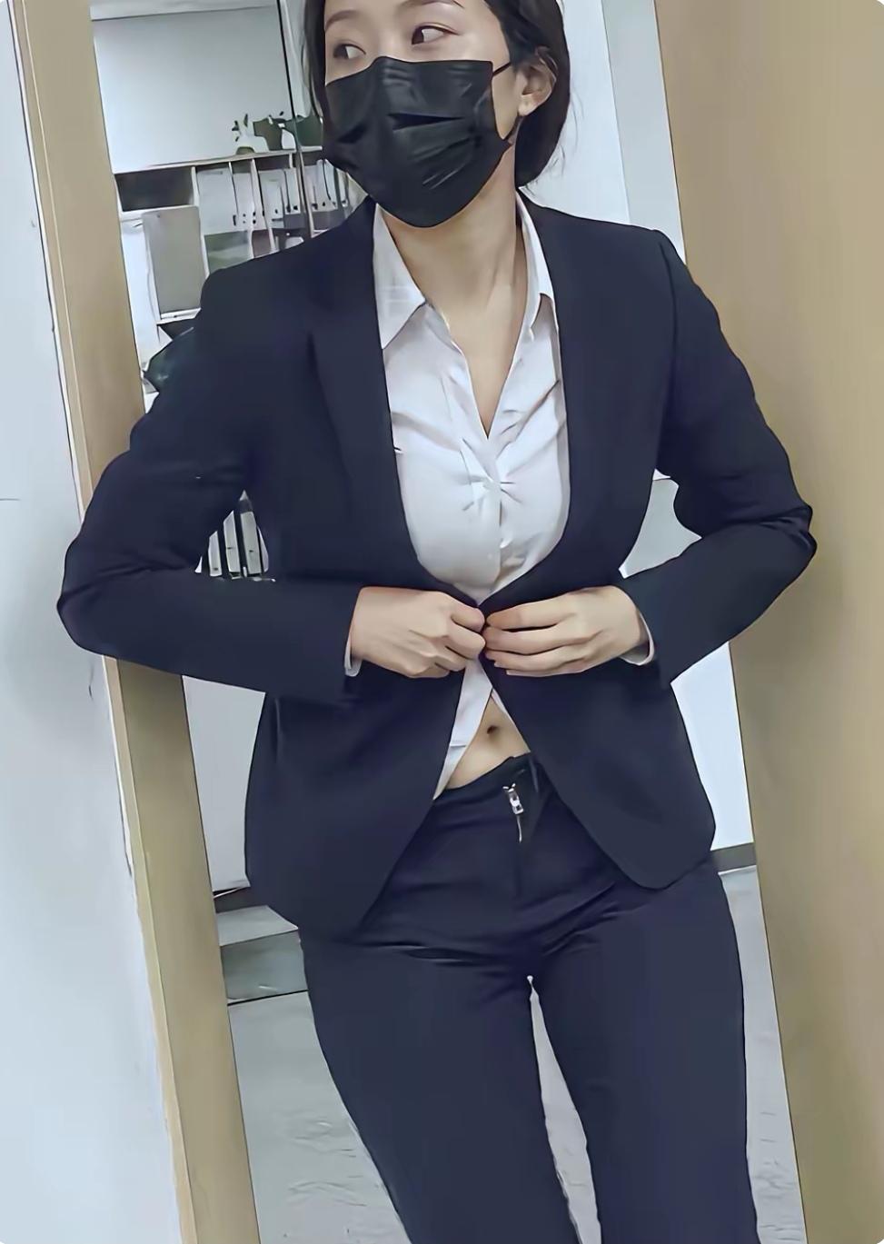 匆匆忙忙，更显职业女性气质。

自然、自信、落落大方，不失其魅。

无论如何穿搭