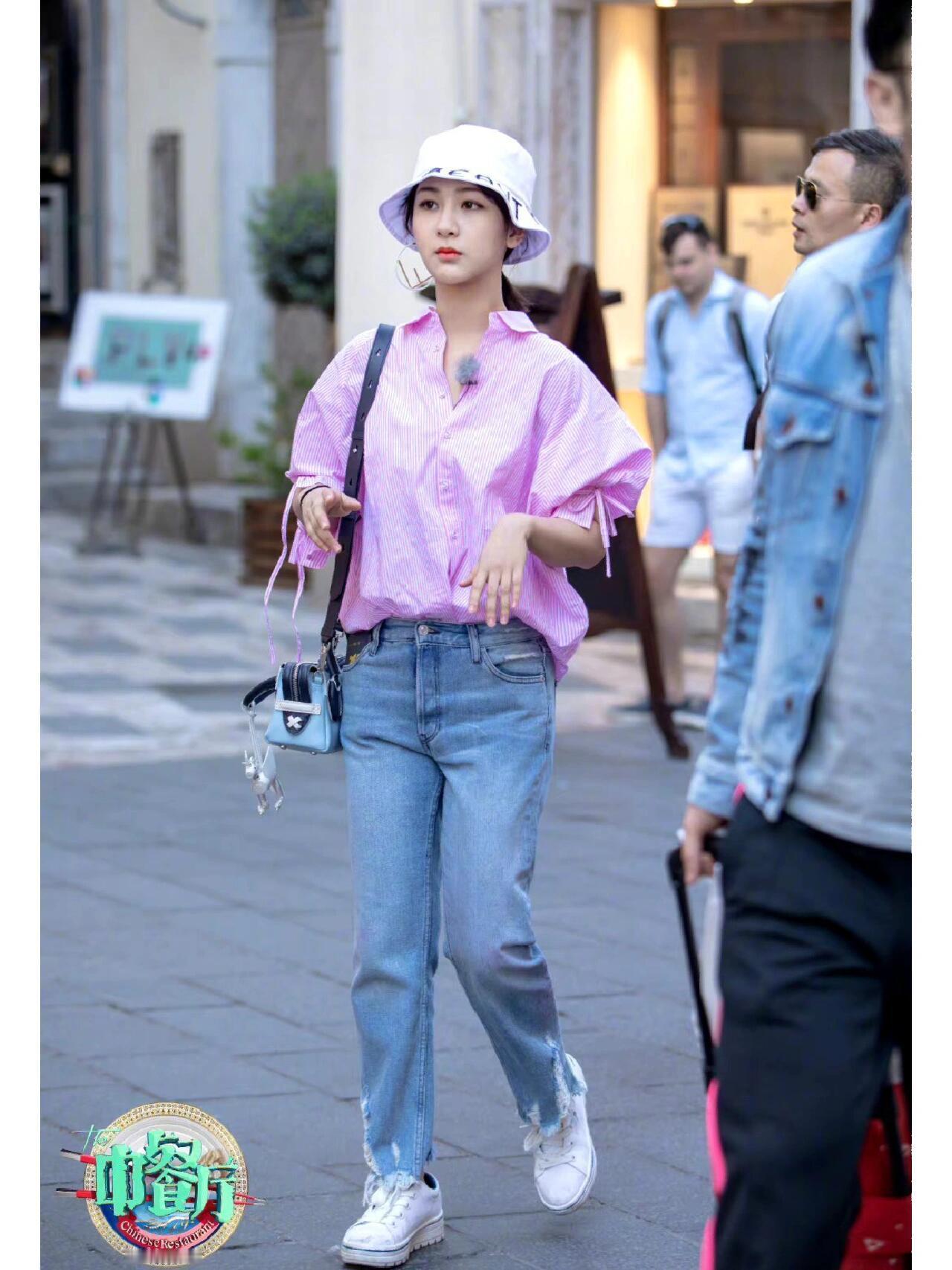 杨紫在中餐厅路透，紫色的葡萄笑的好温婉 ​​​