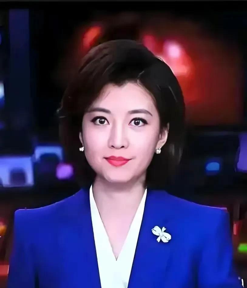 崔爽这样貌和身材都是天花板级别，女人味十足，不愧是目前央视主持人里最端庄大气的一