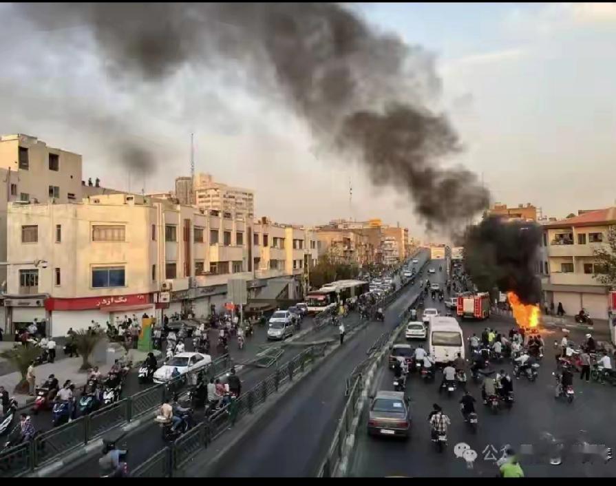 特朗普会挽救伊朗政权吗？
伊朗民众正在街头示威游行，抗议伊朗现行的经济政策，不满