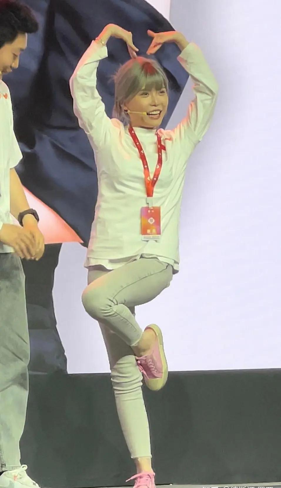 女神的定义到底是什么？
刚看到了周淑怡的照片，
她可是被无数宅男公认的女神。
感