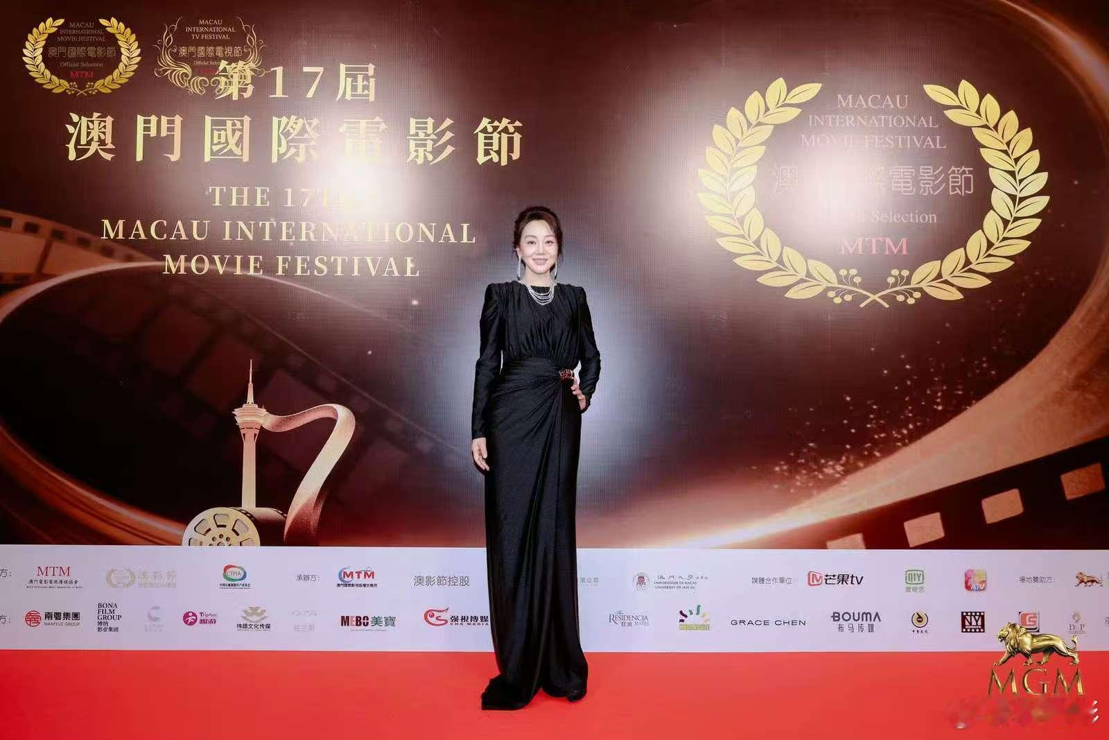 闫妮首获金莲花最佳女主 真的是值得恭喜闫妮首获金莲花最佳女主，能够获得这个奖项，