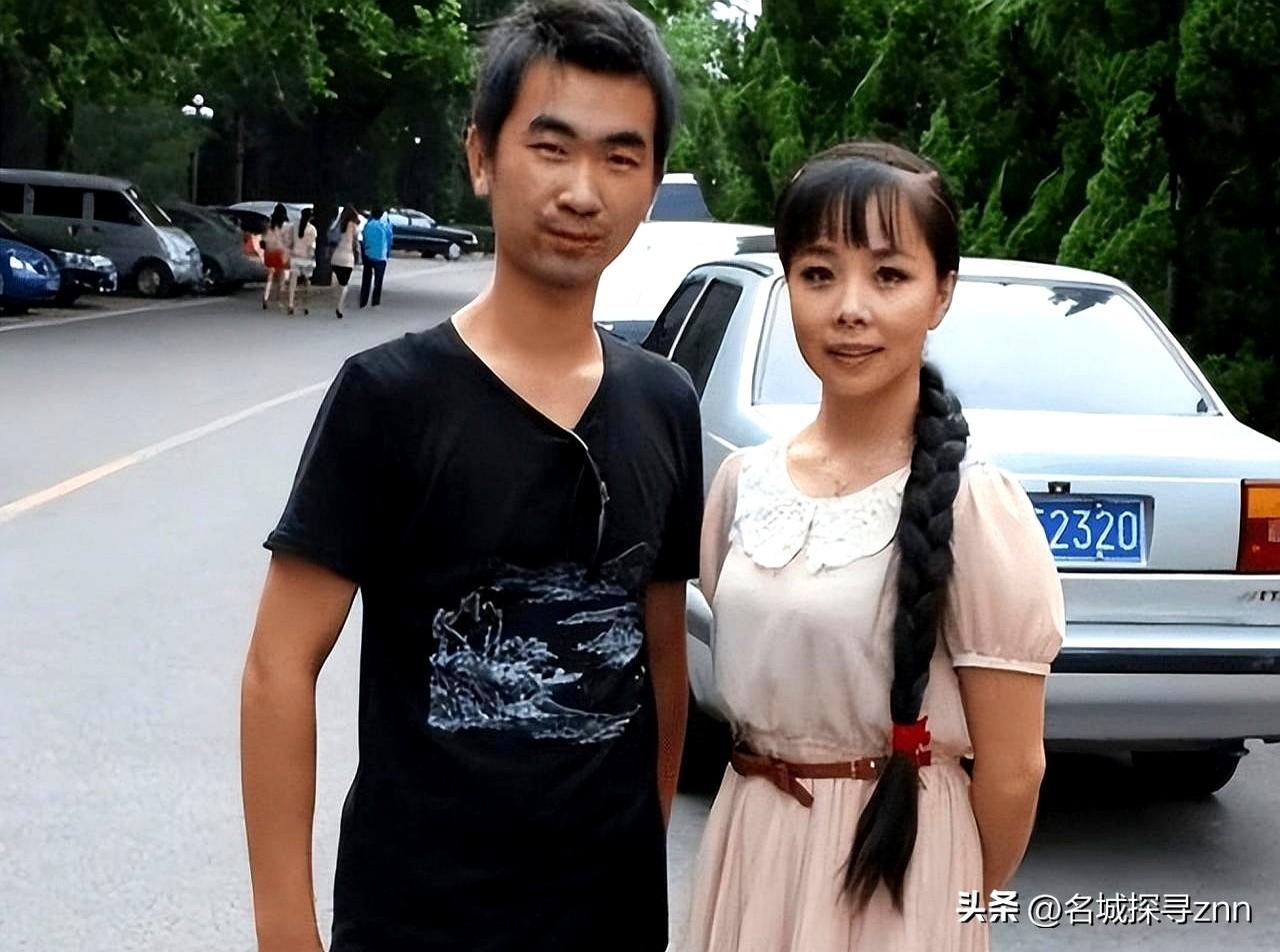 当年，王二妮出名后，男友李飞对她说“二妮，分手吧，咱俩不是同一世界的人了”，可王