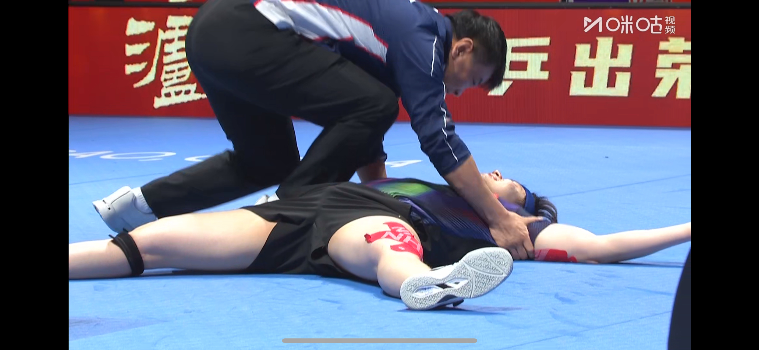 王楚钦躺地庆祝 澳门世界杯男单决赛，王楚钦(CHN)4-3松岛辉空(JPN)王楚