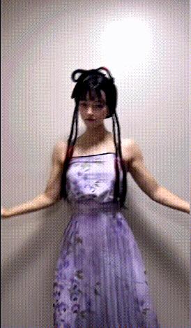 好家伙，你敢信吗？这竟然是一个的20岁小姑娘！这不就是林黛玉倒拔鲁智深嘛。

这