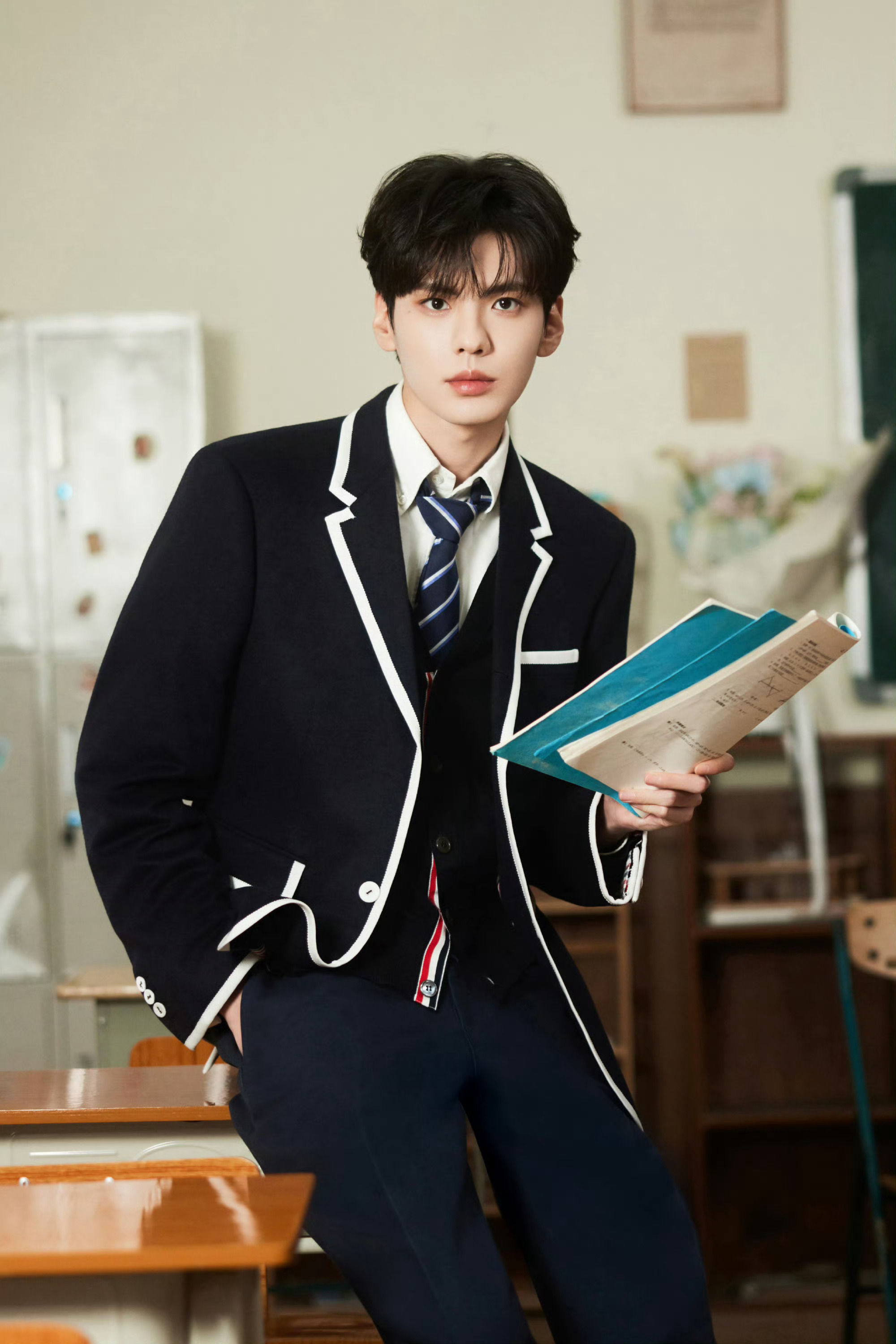 毕雯珺学院风生日写真来啦，是我们毕雯珺28岁生日照啊，一整个有被这个温柔学长风的