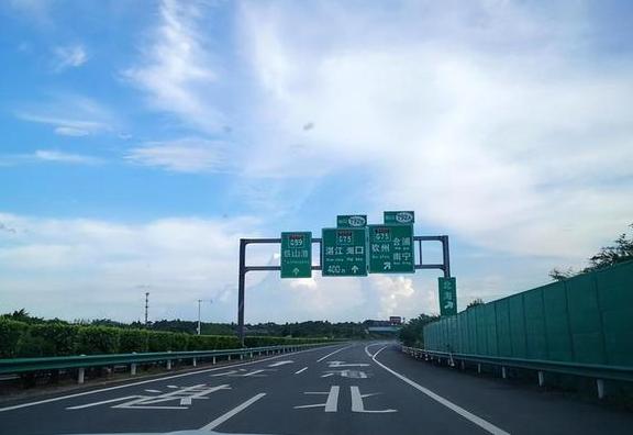 规则赶不上车重的时代，马路上正上演一场静悄悄的“免费搭车”。
燃油车时代，谁烧油
