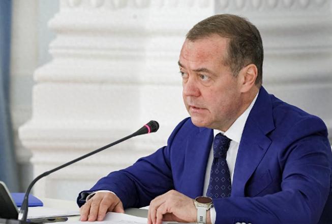 眼看北约突然要“闹分家”，欧洲如今急着自己“扛枪”，梅德韦杰夫正是看到了这点，高