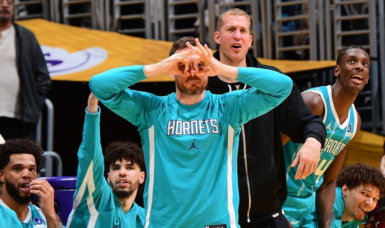 弯弯绕绕之后，黄蜂签回康诺顿。交易截止日前，黄蜂曾裁掉康诺顿，给交易来的泰厄斯·