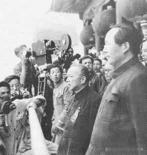 七十年代打开中美大门，中华人民共和国加入联合国，和100多国家建立了外交关系，同