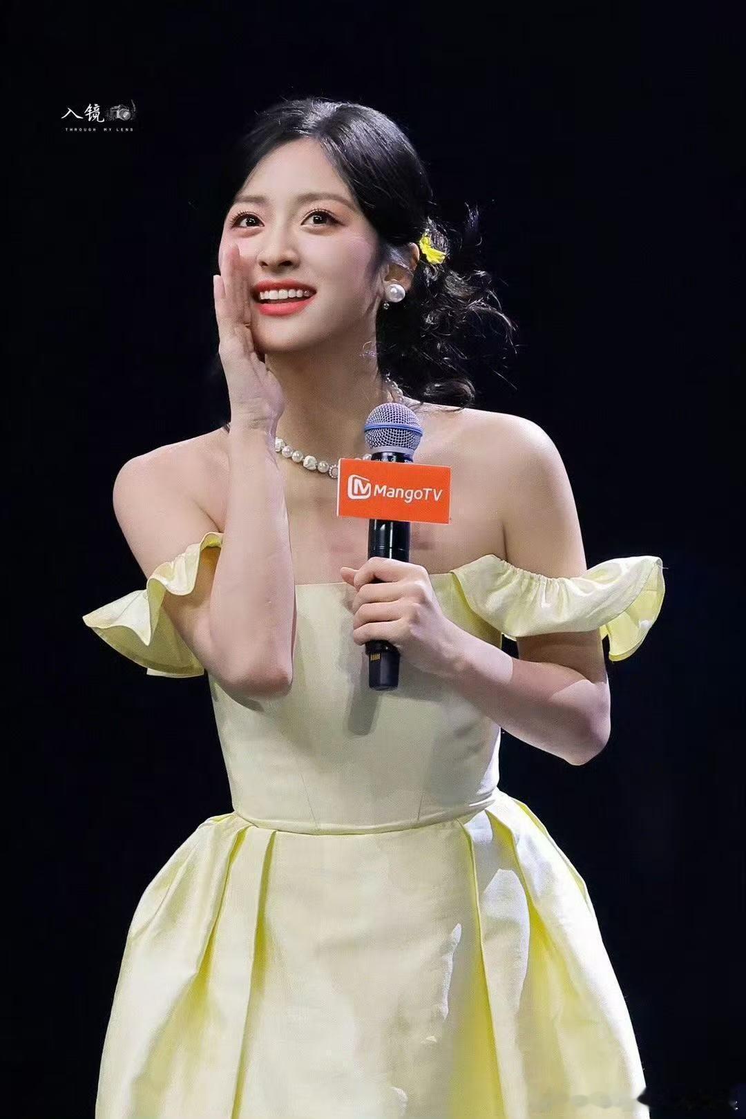 沈月黄色公主裙 甜美小公主来啦～沈月见面会这套黄色一字肩真的太美啦！ ​​​