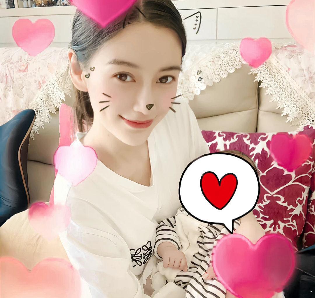 baby带小海绵跟朋友聚餐发现小海绵被拍基本都是和baby一起诶，和黄晓明的话都