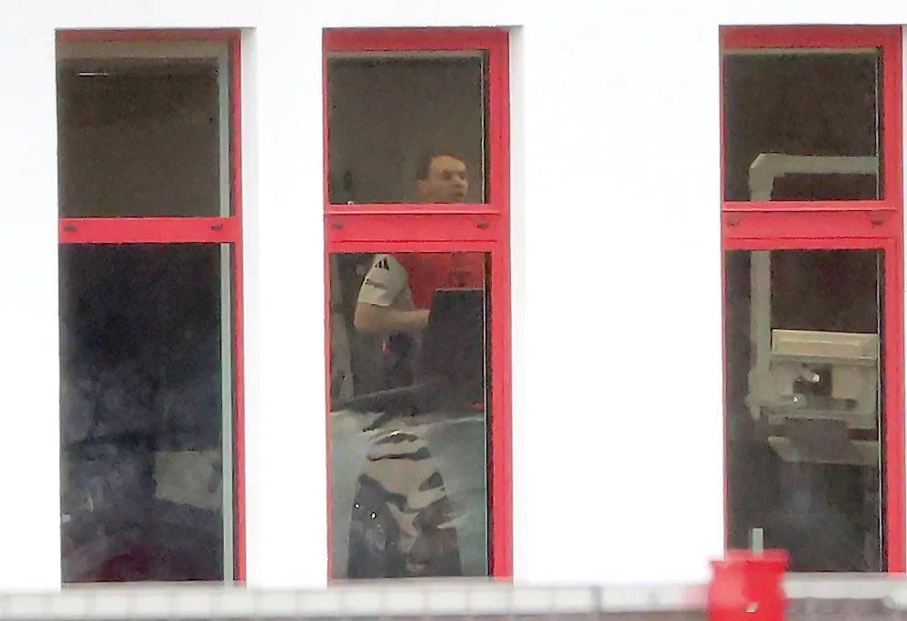 🚨週四上午，曼努埃爾·諾伊爾在健身房進行了一次個人復健訓練。除了在跑步機上慢跑