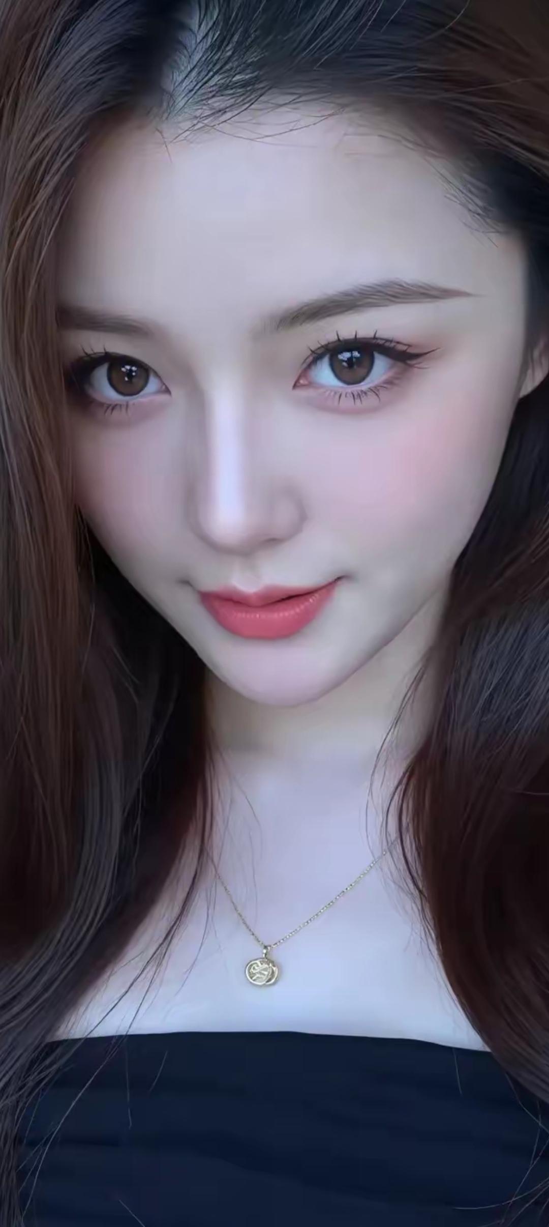 温柔甜美的少女心，粉色唇妆和金色项链相得益彰，尽显优雅气质。