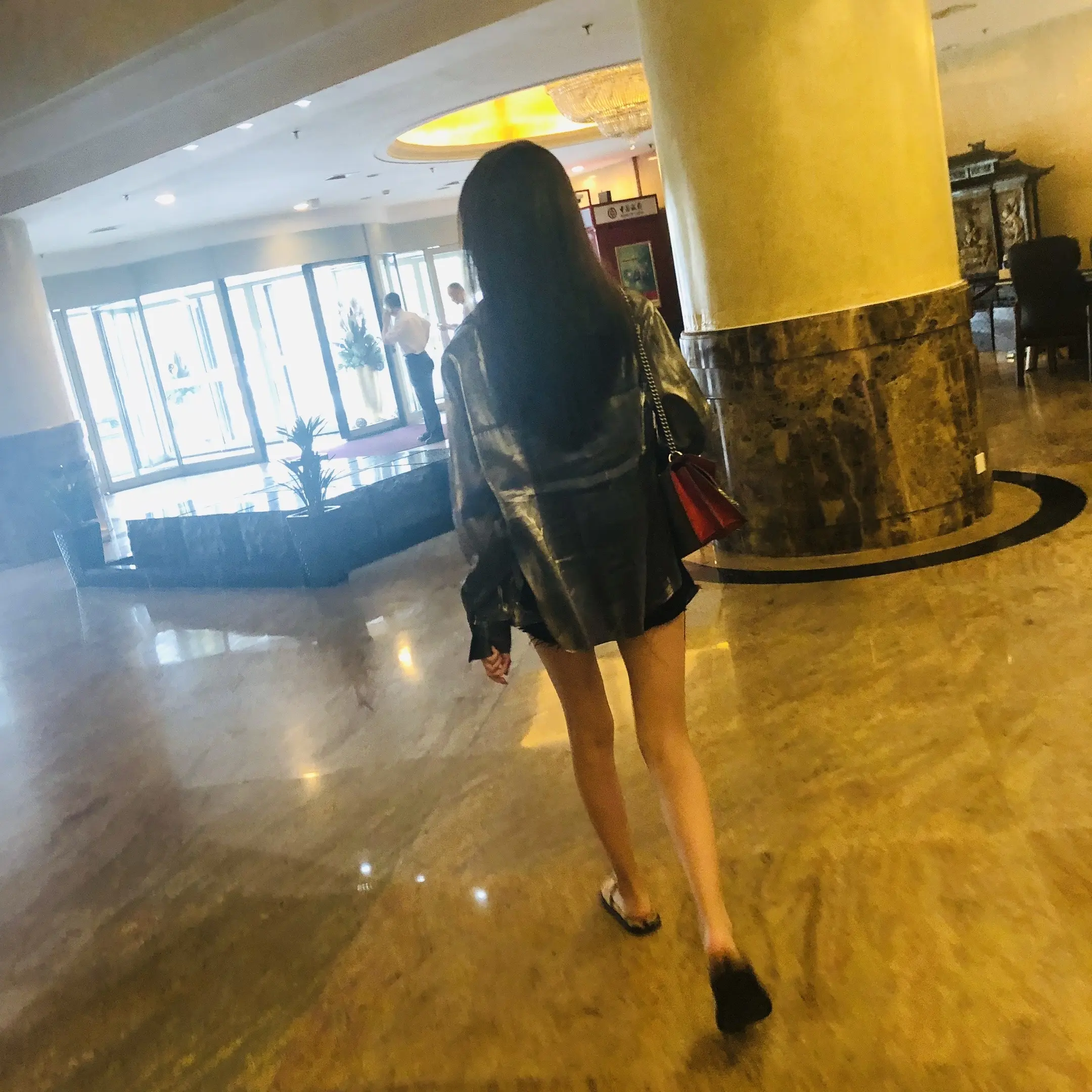 我的青春回头看了我一眼  像是在跟我告别  时光如流水 青春不回头.
