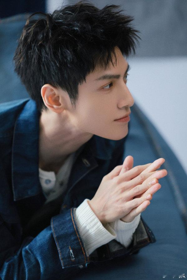 罗云熙[超话]水龙吟剧组只有罗云熙没穿黑色看水龙吟剧组练舞花絮，罗云熙没穿黑超显