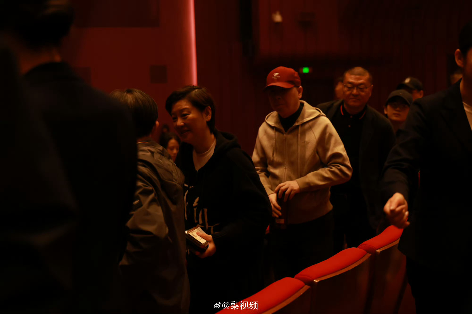 冯小刚徐帆看佟丽娅舞剧哇塞哇塞冯小刚和徐帆来给丫丫助场啦佟丽娅