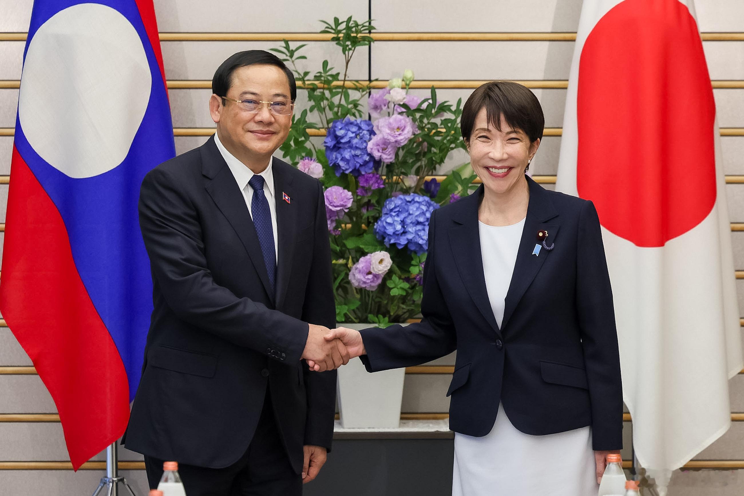 高市早苗这个笑容是不是有点不正常啊？每次都这么主动？难怪日本民众不干了，说高市早