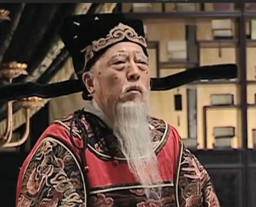 85岁的严嵩被抄家，儿子严世蕃被处斩。严嵩跪在徐阶面前哀求：“能否留点钱，作为仆