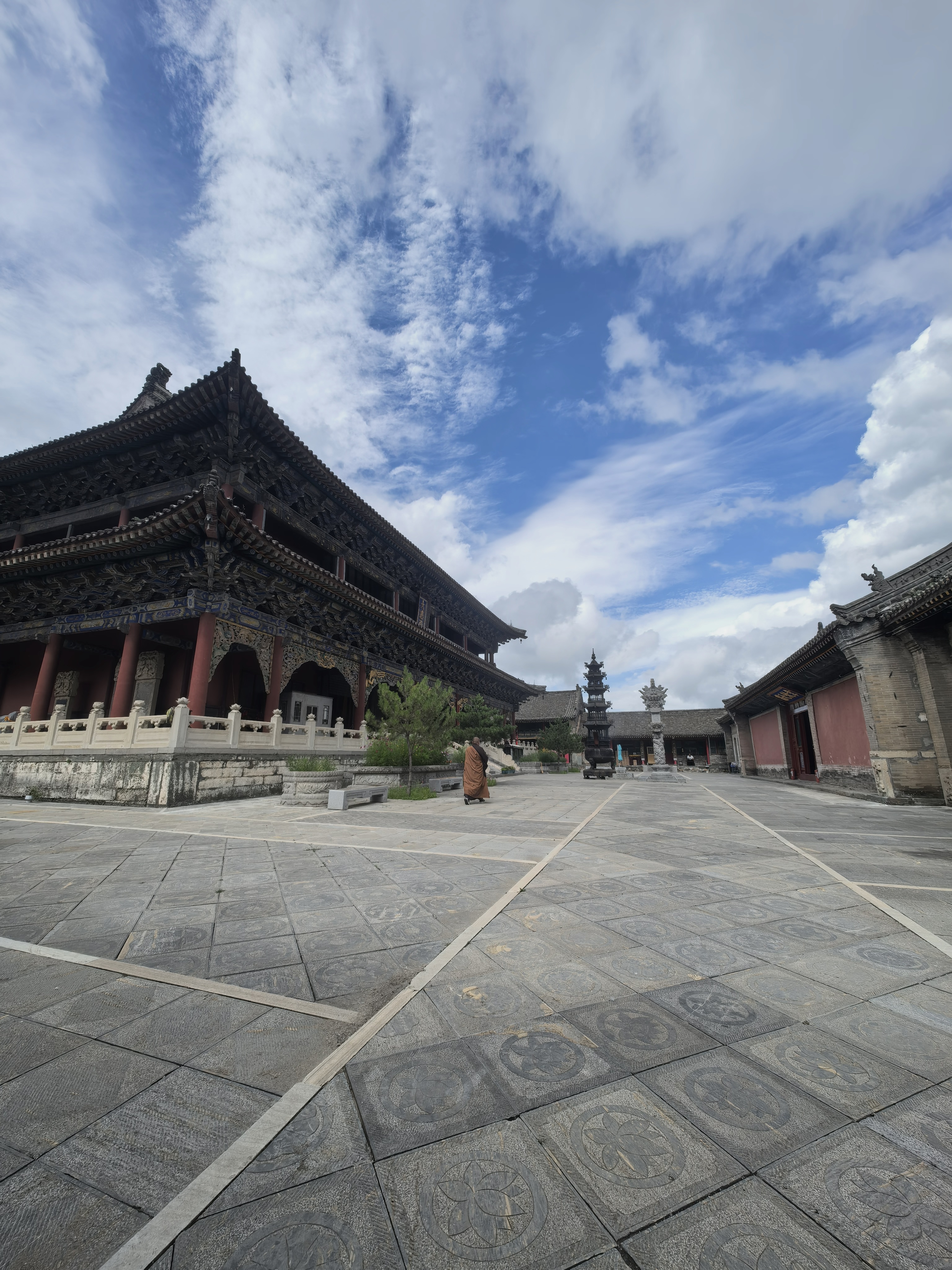 老实念佛 : 愚拙即是智慧，平常方是究竟 "老实念佛"四字，看似平淡无奇，却是净
