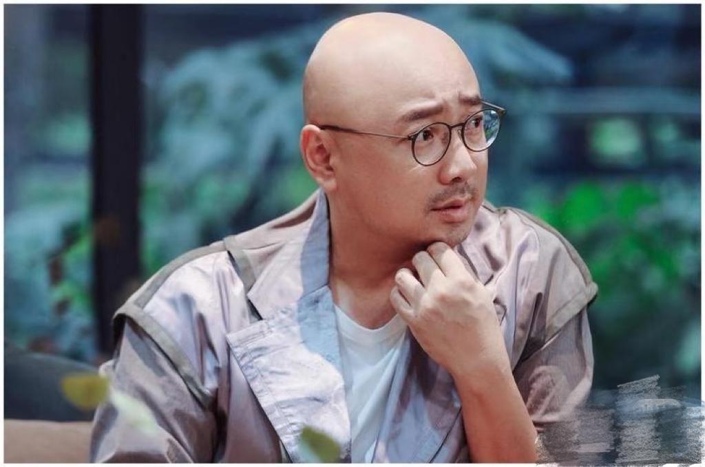 果然艺术源于生活，

上戏80周年庆典，

徐峥去母校参加，在会场上学校的一位理