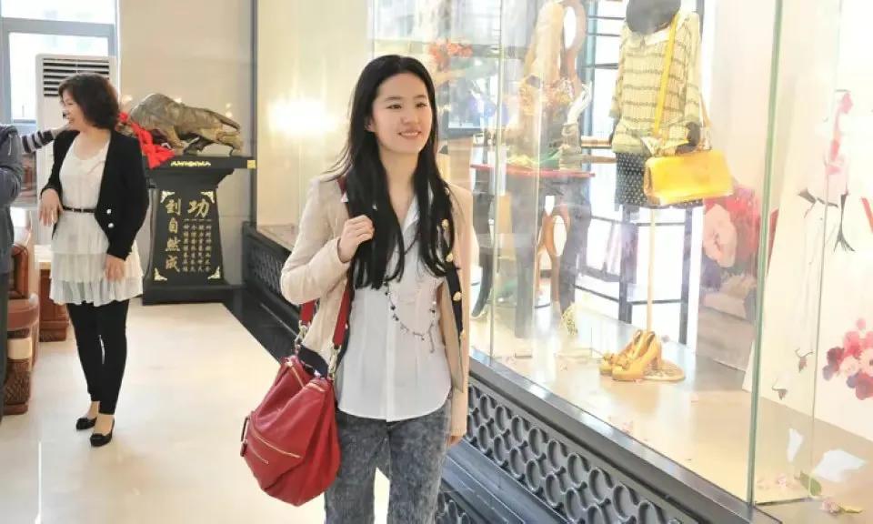 刘亦菲素颜照，虽然打扮土气，但是颜值出众呀！
刘亦菲有一种超凡脱俗的美，不管她穿