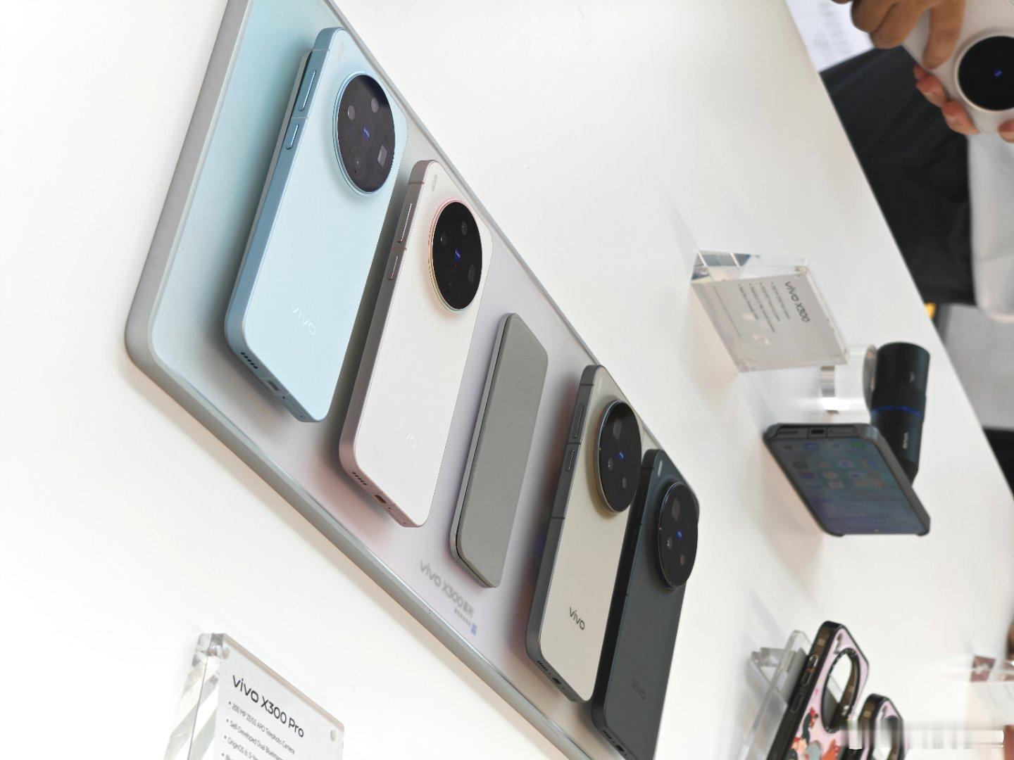 vivo X300系列 这次的钛配色质感真的好，手感和系列摸起来都很高大上，增距