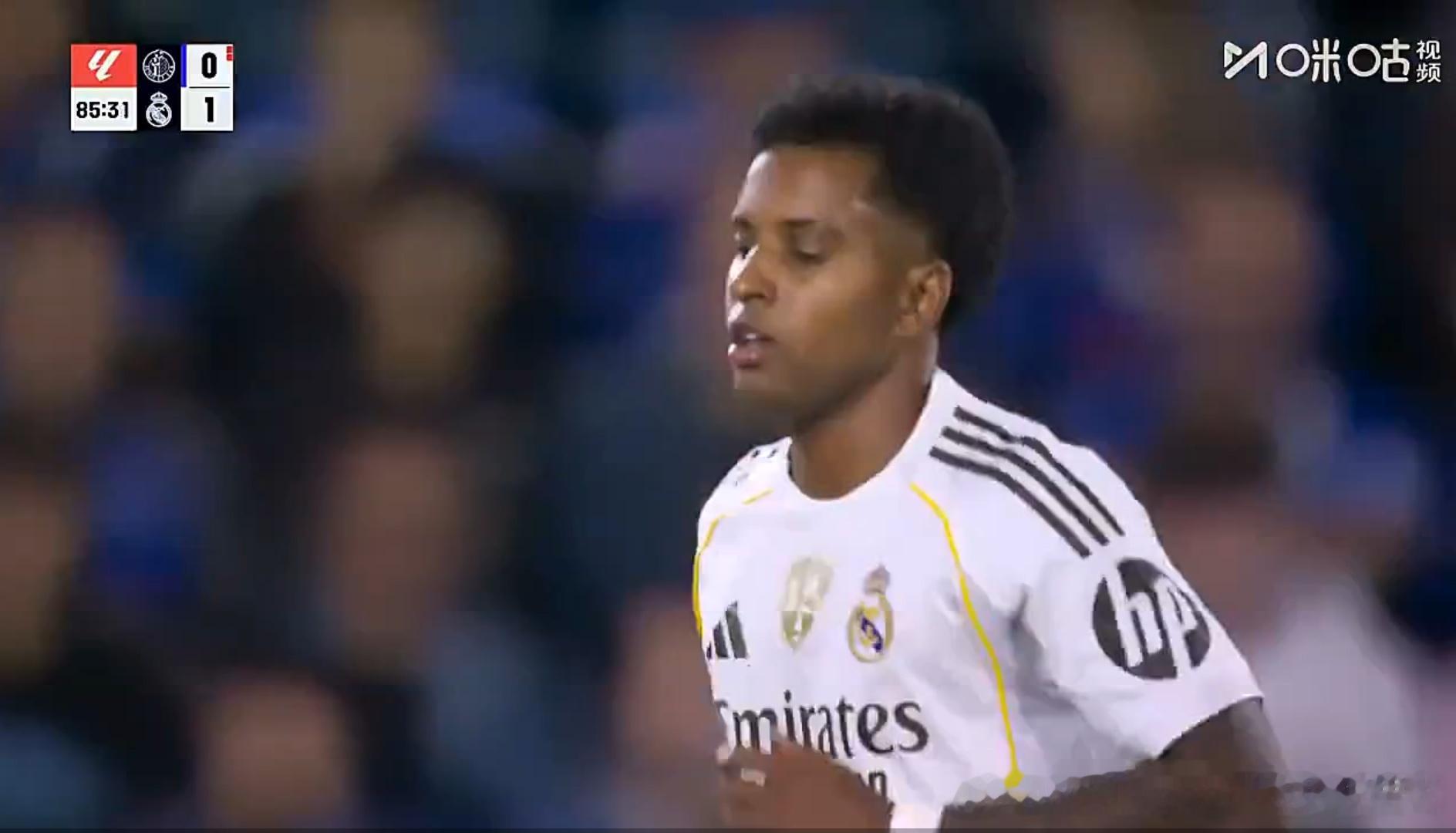 第86分钟，罗德里戈被迪亚斯换下场休息赫塔菲vs皇马罗德里戈 ​​​