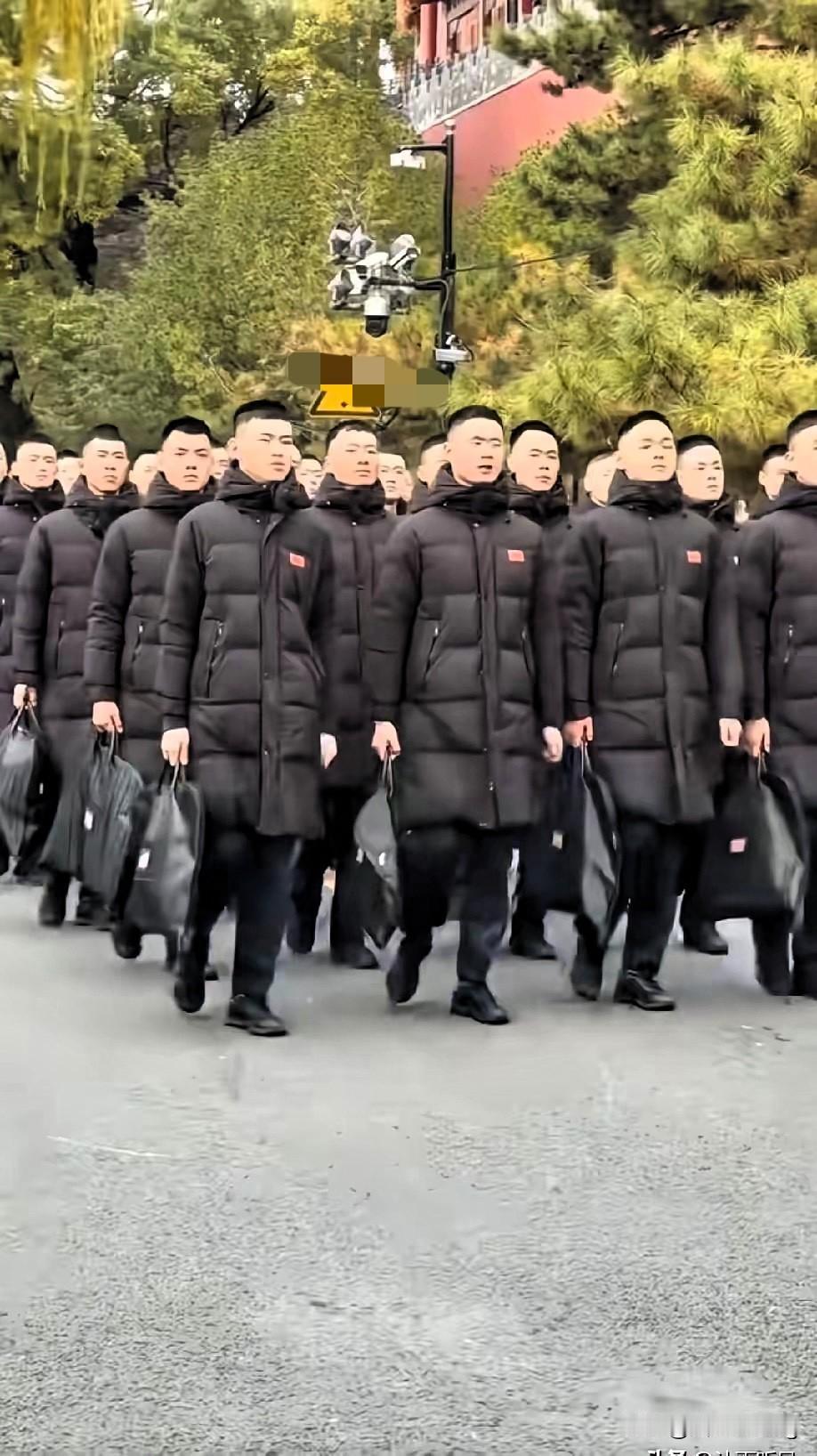 你猜国旗护卫队的冬日防寒服啥牌子？答案绝对颠覆你对军品的固有印象！故宫前挺拔的身