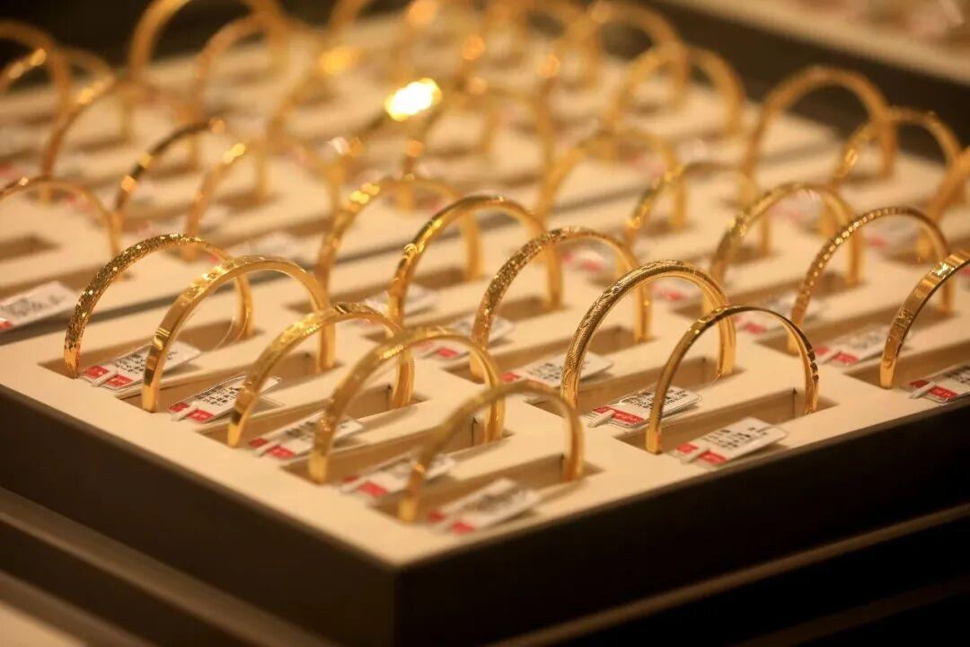 新闻分享：国际金价持续走高，国内品牌足金饰价首破1400元/克

国际金价延续连