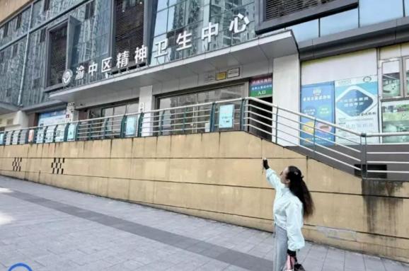 “太离谱了！”重庆，一名女子因生活压力过大向医生倾诉，情绪激动时说了句“有时候真