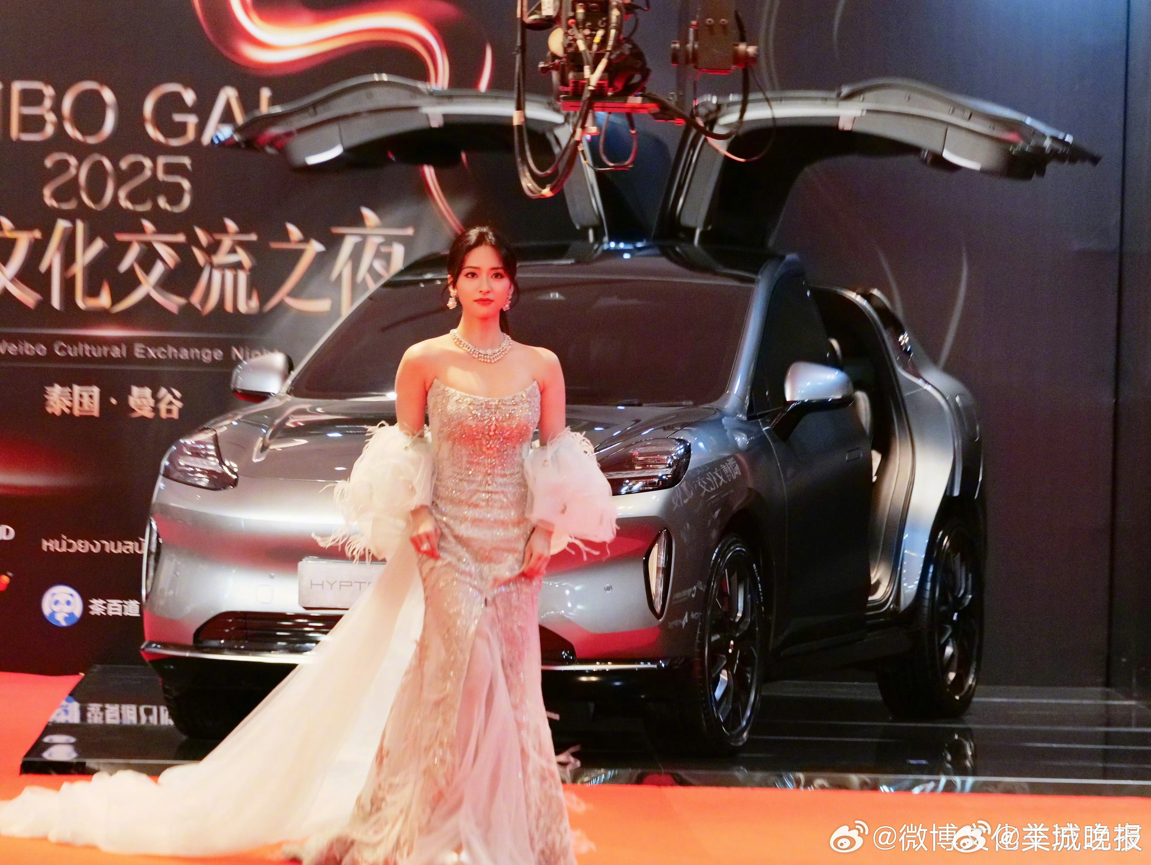 【 出图，俊男美女同台十分养眼！】2025微博文化交流之夜，在泰国曼谷上演！共庆