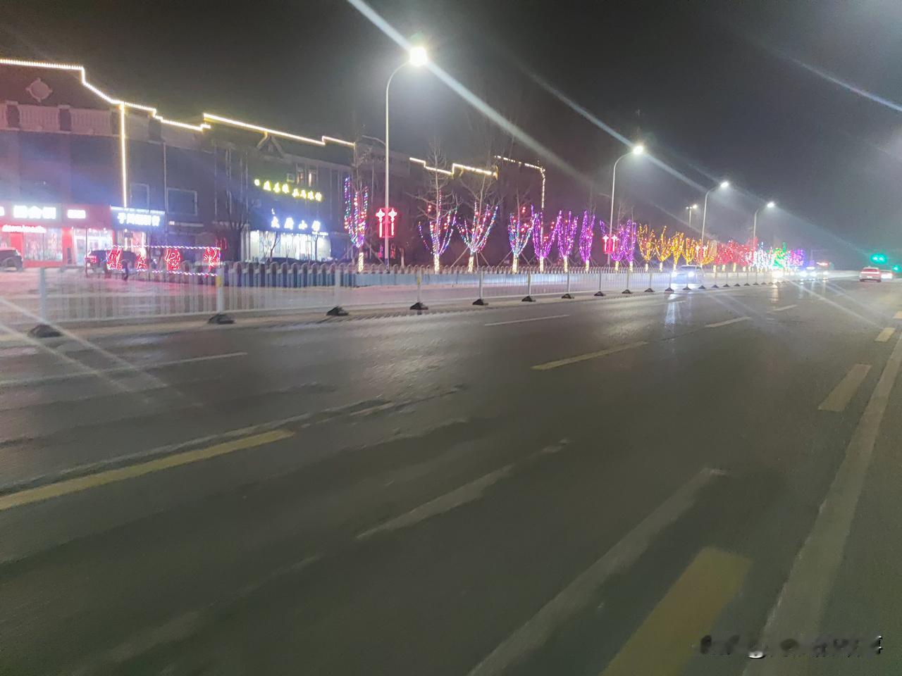 昨天晚上流窜到锦州南站地区，南站的灯挂的是真漂亮啊，有特色有布局啊，看着心情真好