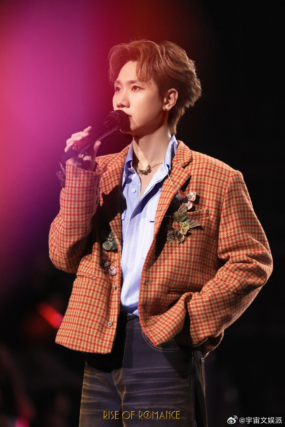 汪苏泷选择用音乐来回答汪苏泷西雅图站多加这一首晴西雅图的雪落进旋律里，双向奔赴的