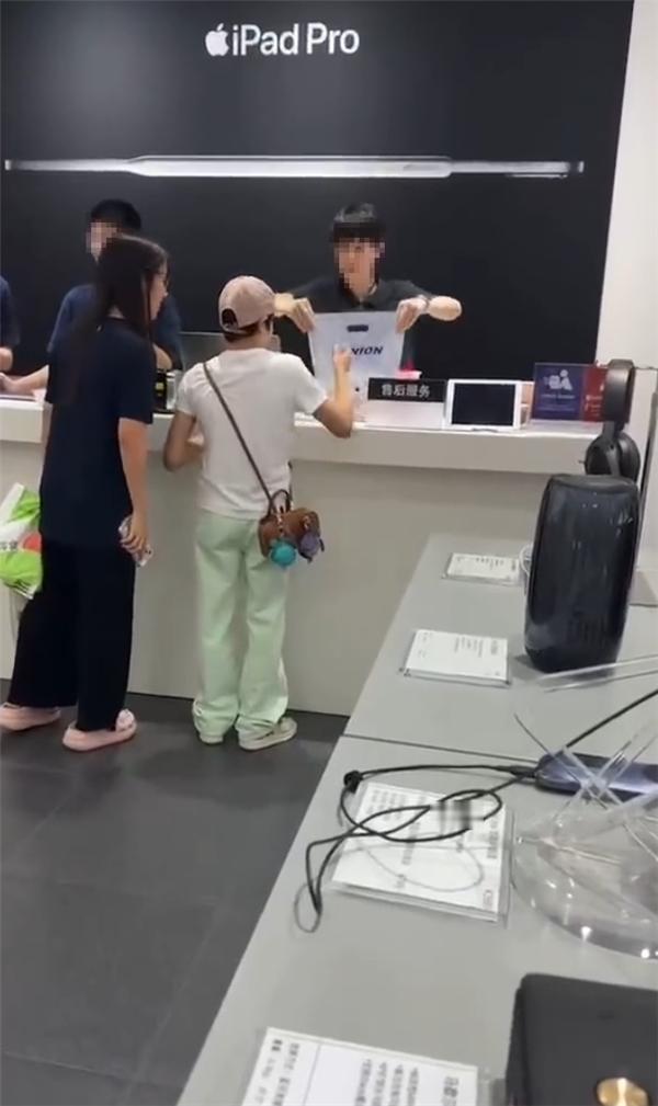 [凝视][凝视][凝视]这啥情况啊，全红婵给妈妈买iPhone登热搜，孝心却遭质