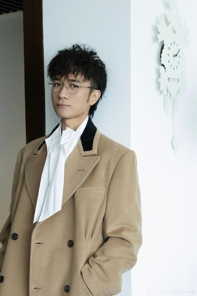 B站毕业歌会节目单 古巨基和容祖儿的经典旋律一响，瞬间就被拉回了那个听MP3的夏